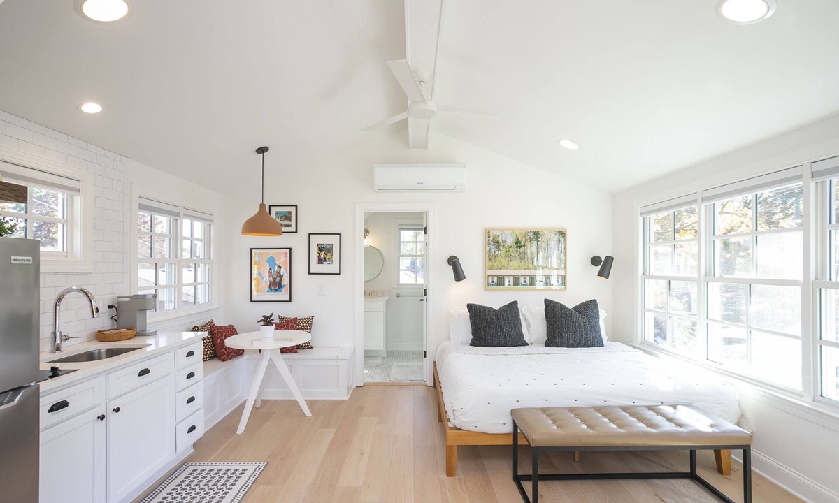 Historic Edgefield House | Cozy East Nashville King Studio | Walk to Five Points & Nissan Stadium
