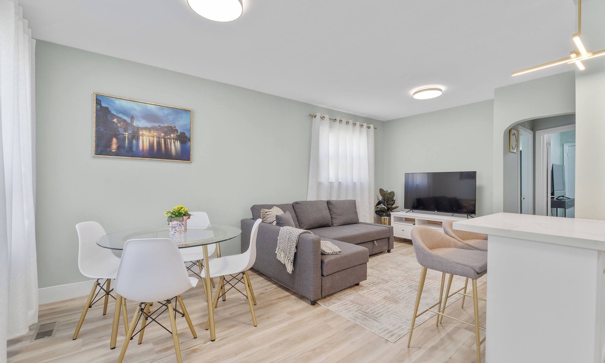 Woodbine Heights House | Cozy East York Bungalow 15 minutes from Downtown Toronto