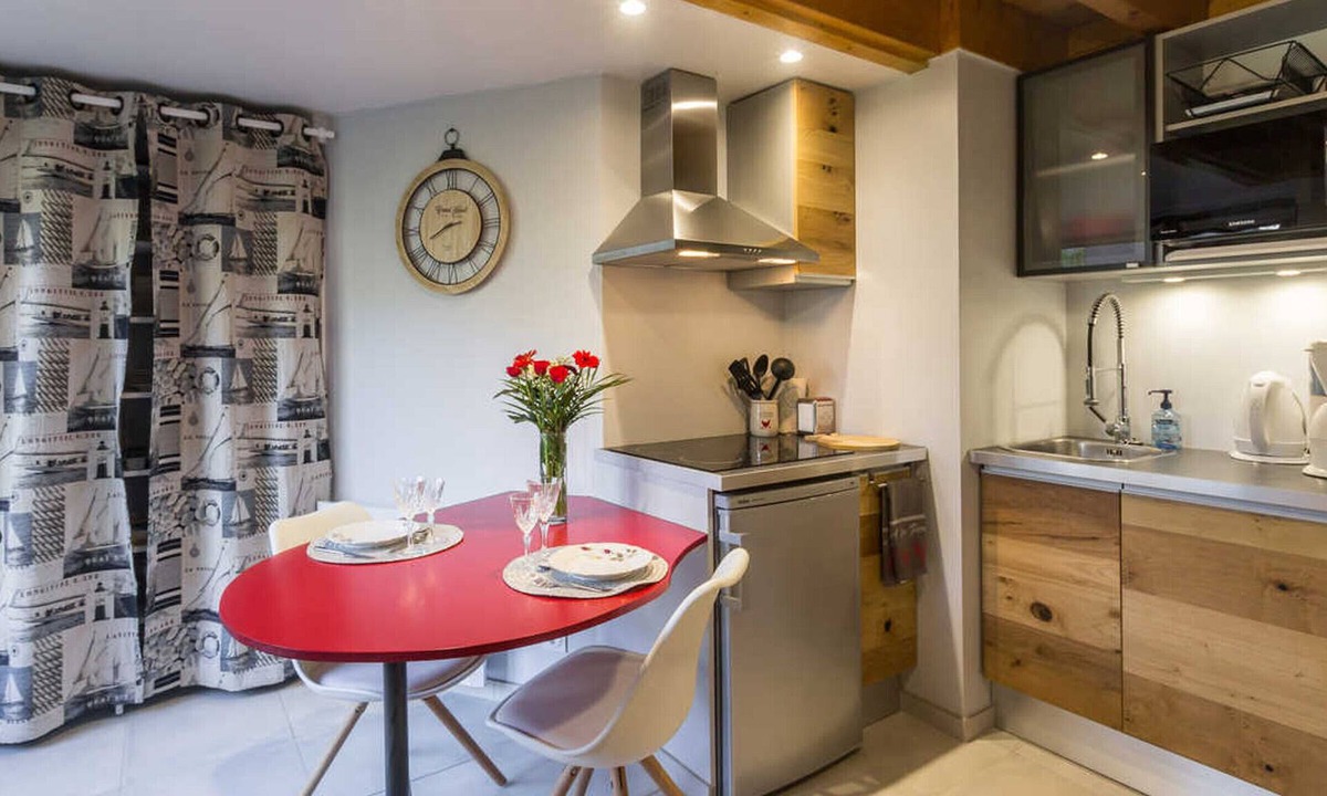 Beauchamps Cottage | Cozy eco-friendly gite for 5, private garden, wooded setting, parking included