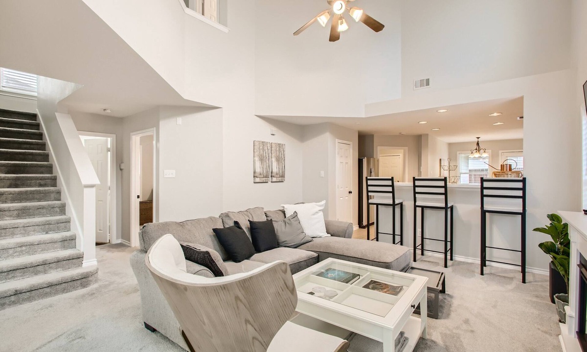 Lincoln Park Apartment | Cozy Entire 1st & 2nd Floor Apartment w/Amenities