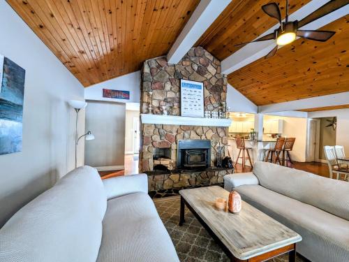 Trent Lakes House | Cozy Escape, Kawarthas Cottage With Sauna