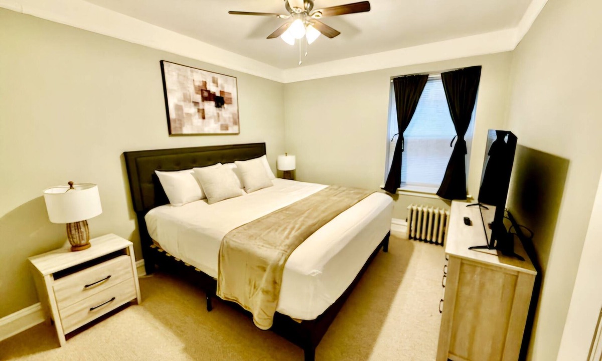Oak Park Apartment | Cozy Extended Stay: King Bed/Fully Equipped/Train