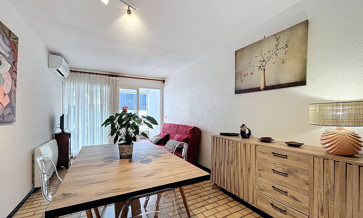 Carnon-Plage Apartment | Cozy F2 with Parking, A/C, WiFi - Steps from the Beach