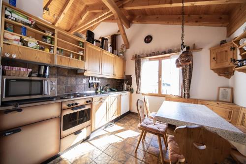 Alvaneu House | Cozy family chalet with fireplace