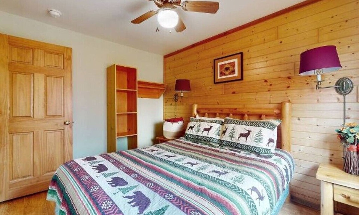 Warrens Cabin | Cozy Family Friendly Blue Cabin Unit B