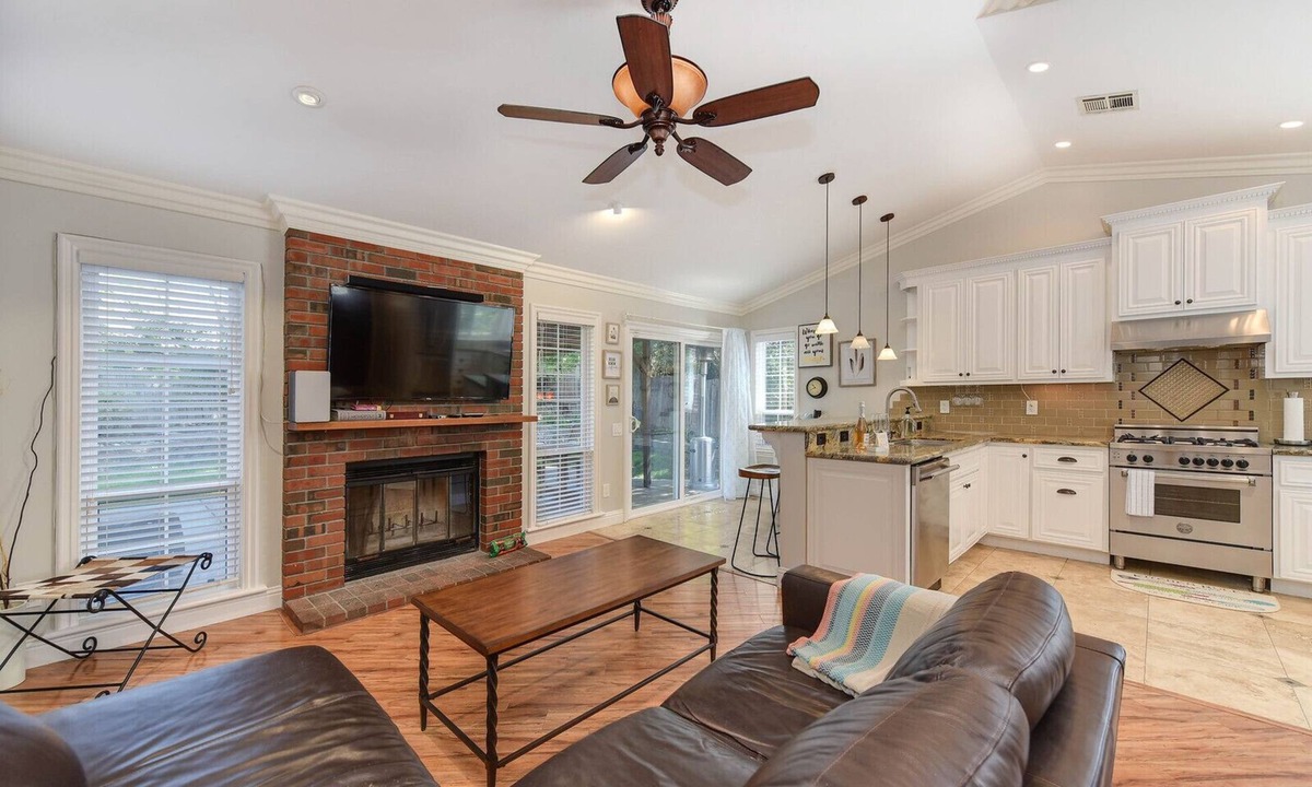 Antelope House | Cozy family home in prime location, chef's kitchen, BBQ!