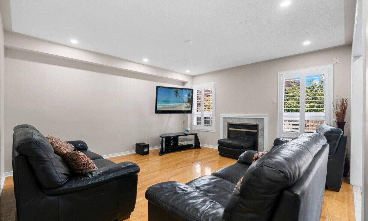 Churchill Meadows House | Cozy Family Home | Netflix, Backyard & Quiet Area