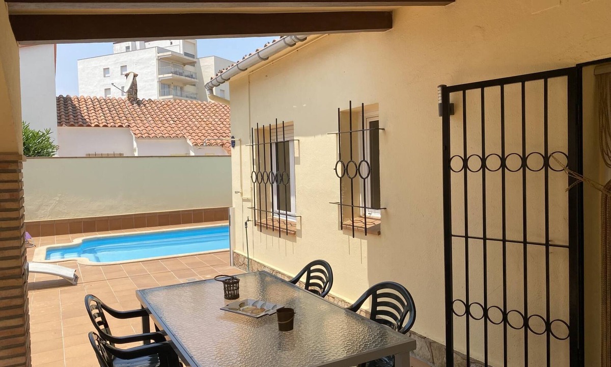 L'Escala Villa | Cozy family house with private pool