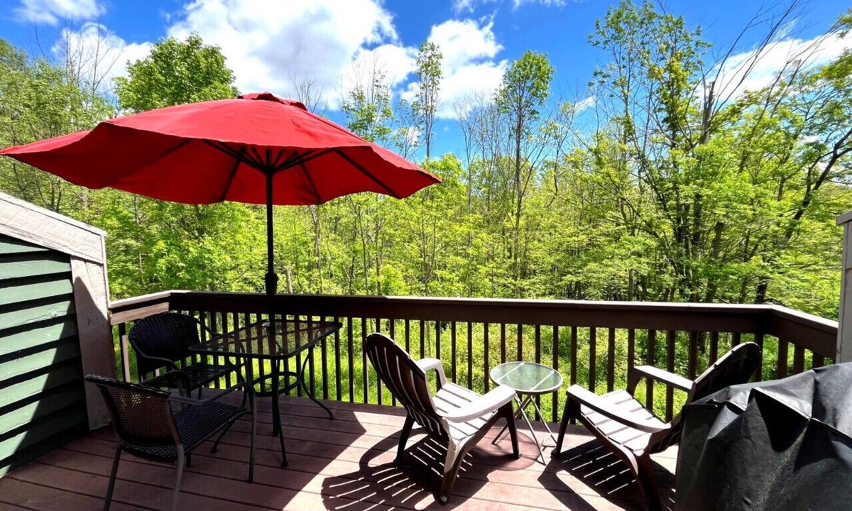 Hidden Valley Apartment | 🌷 Cozy Family Retreat | Pool Access, Wooded Setting & Games