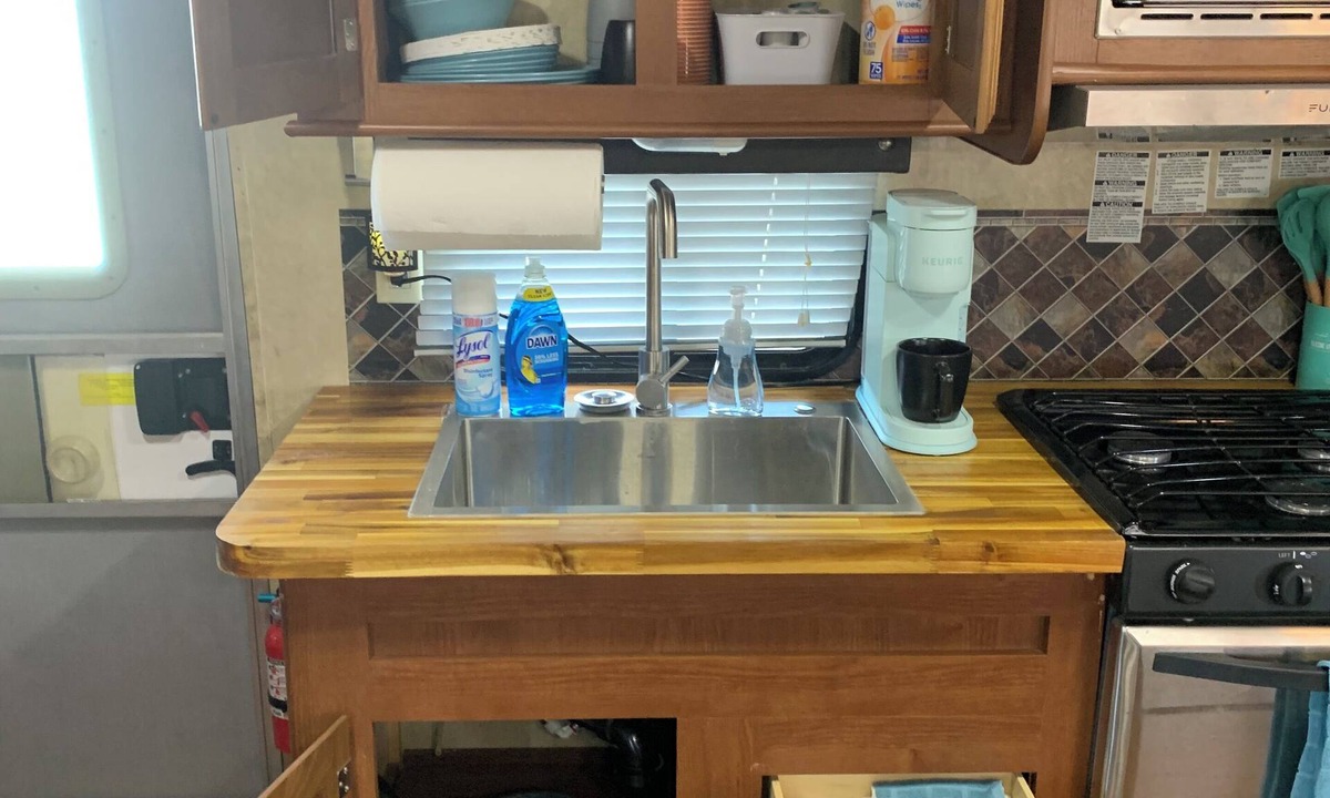 Grand Saline House | Cozy Family RV in charming Grand Saline with AC, WiFi, and triple Bunk bed.