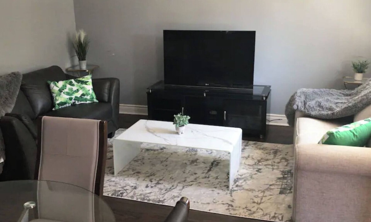 Bowmanville House | Cozy Family Sized House in Prime Bowmanville