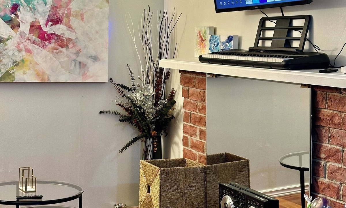 Mississauga Valleys Apartment | Cozy Family Space