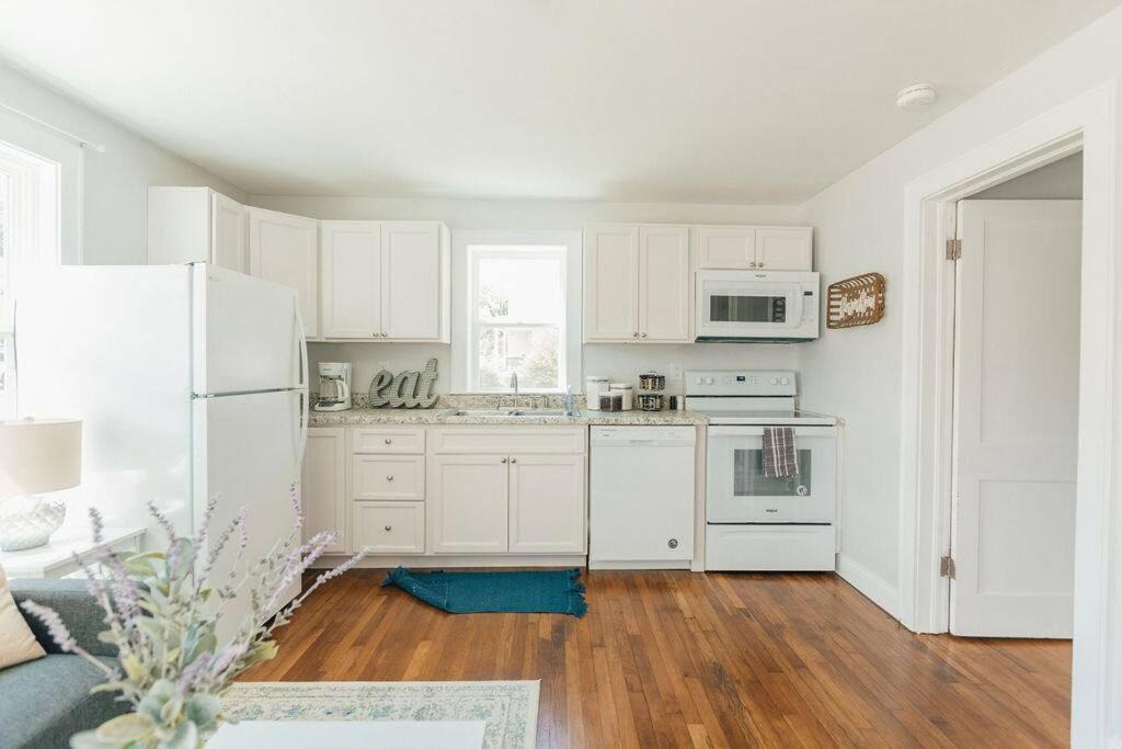 Bristol Apartment | Cozy Farmhouse Apartment in Bristol 2 bed 1 bath