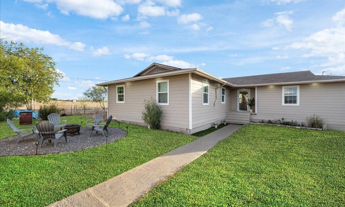 Del Valle Other | Cozy farmhouse w/Firepit l 5 min COTA l Pet Friendly