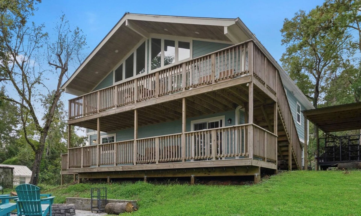 Pointblank House | Cozy Fox Lake Cottage-Family Friendly