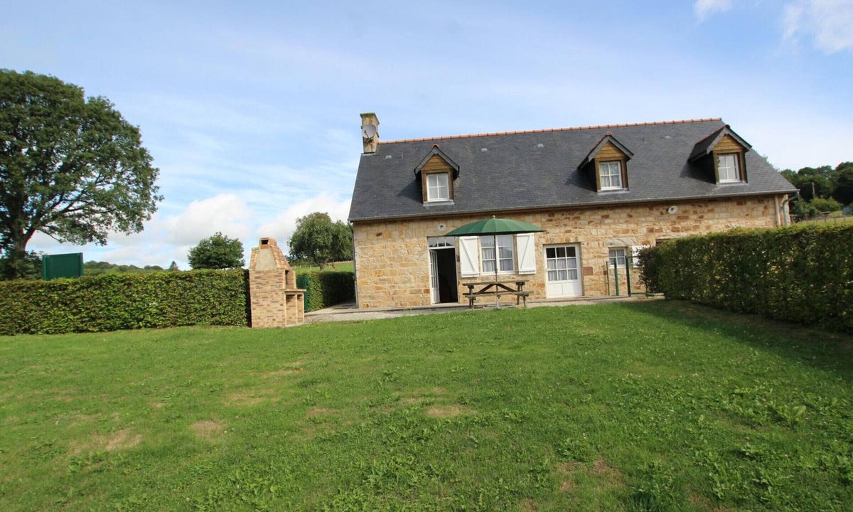 Saint-Georges-de-Rouelley Cottage | Cozy cottage near protected site, pets allowed