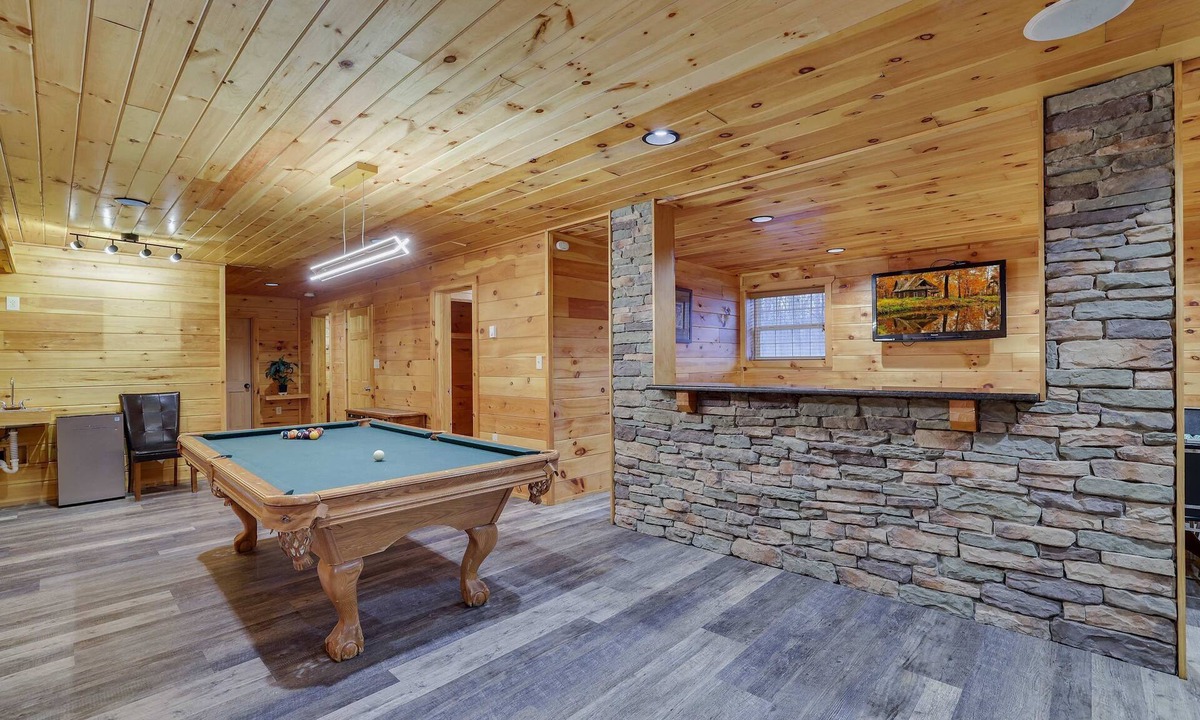 Hickory Hills Apartment | Cozy Freeland Retreat- Firepit Pool Table Hot Tub