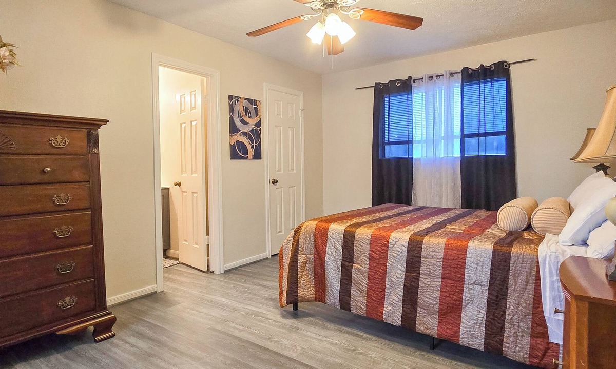 Memorial Northwest Apartment | Cozy French Getaway! With full kitchen, workspace, treadmill and grill.nn