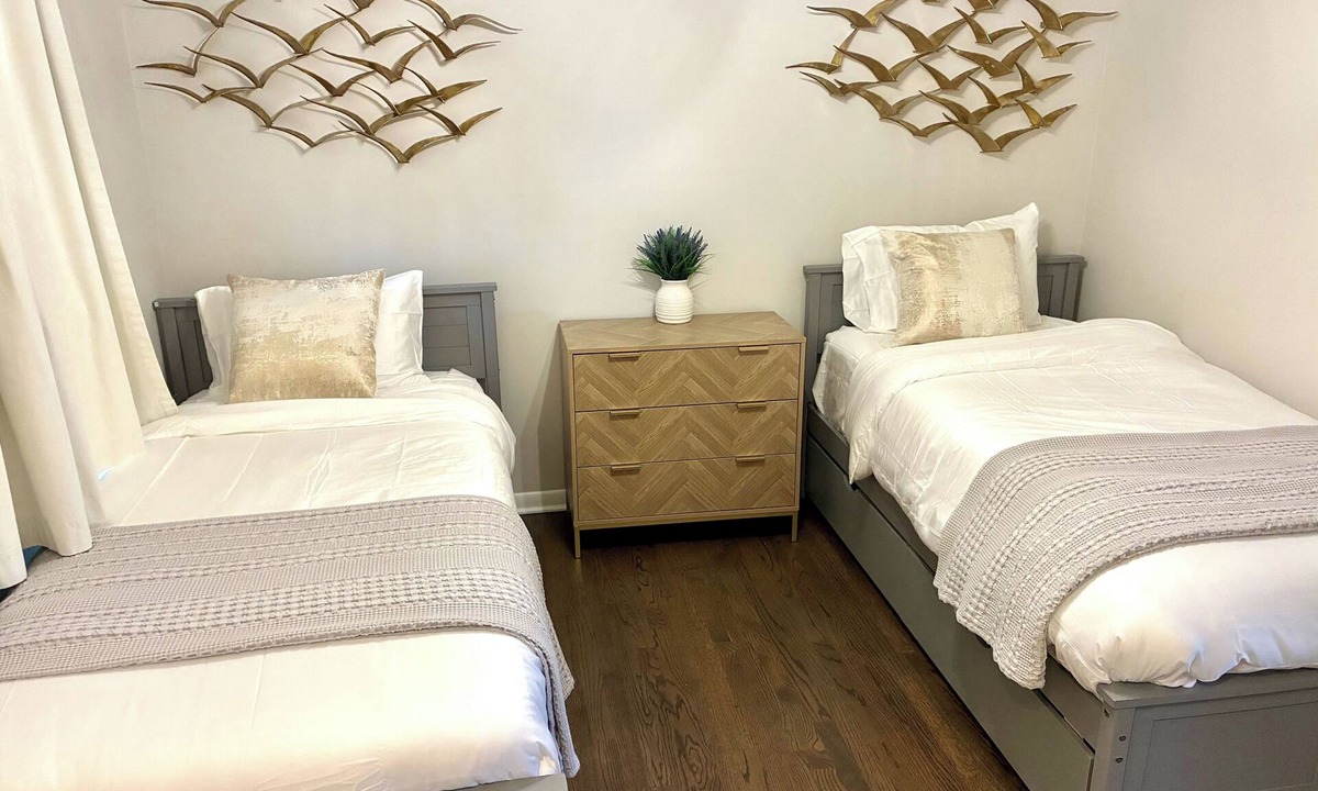 Palos Heights House | Cozy Fully Furnished 5B4B Palos Heights Oasis