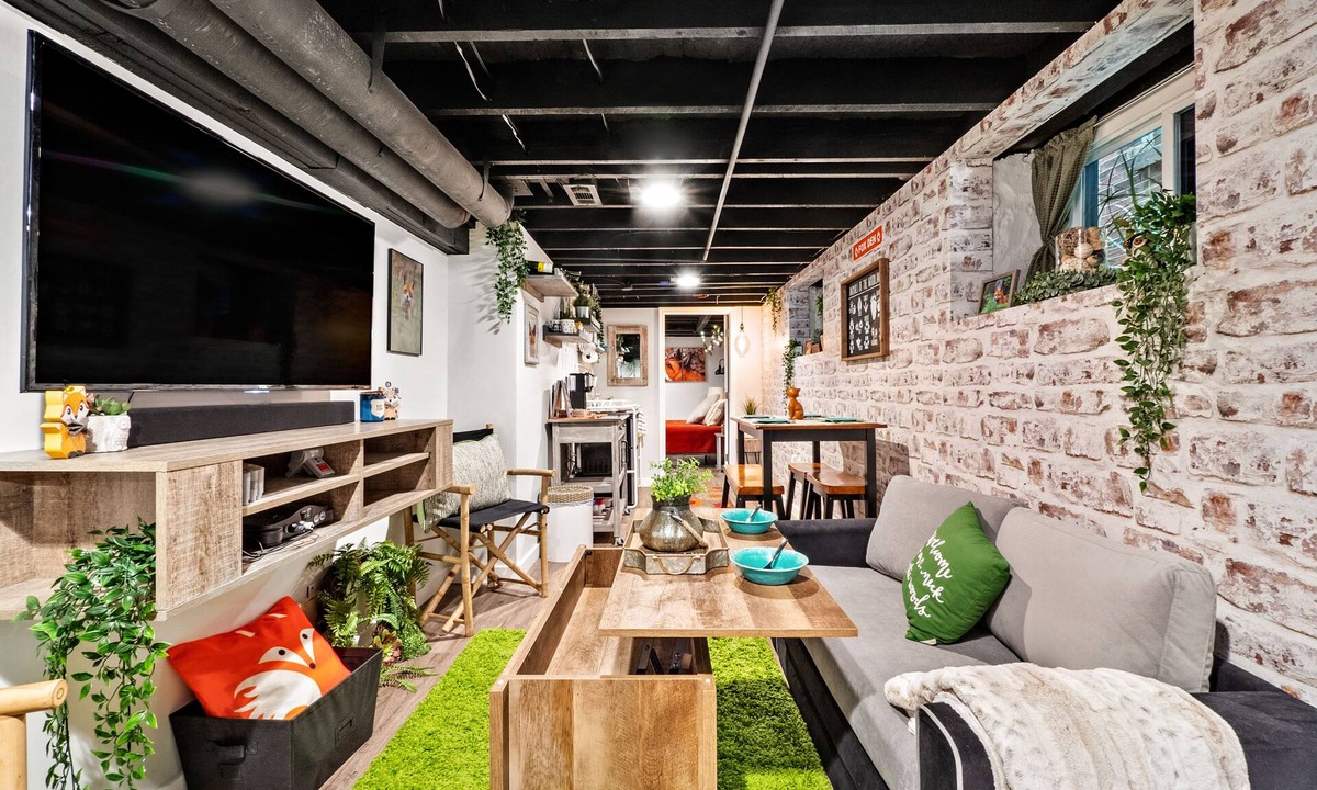 Shaw House | Cozy, Fun, and One-Of-A-Kind!