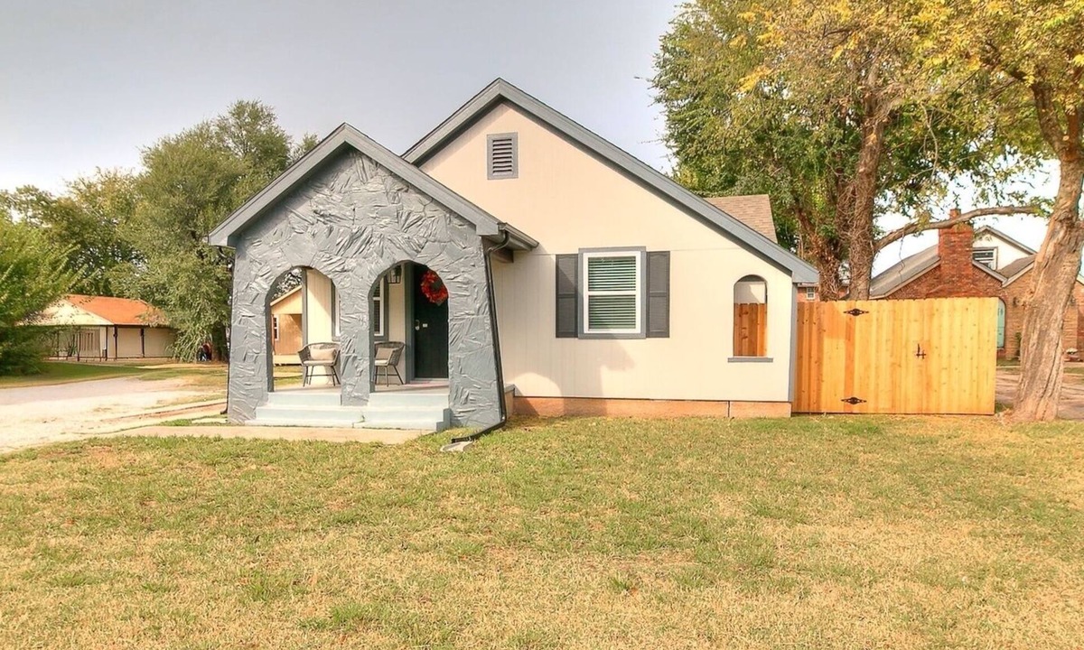 Central Oklahoma City House | Cozy- Fun/Relaxing - Sleeps 8 - Games - Wifi - Streaming - pets ok - Central OKC