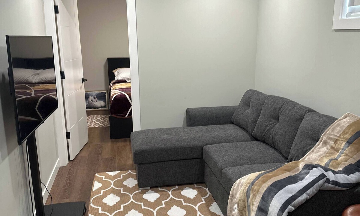 Regina House | Cozy Furnished 1BR Suite in Regina