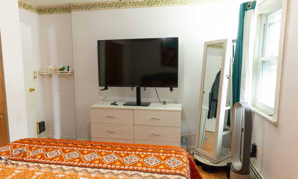 Fair Lawn House | Cozy Furnished Ranch! Pet friendly!