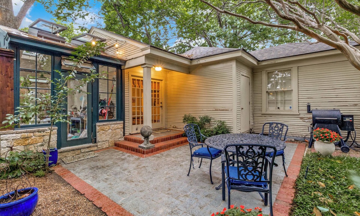 Lakewood Cottage | Cozy Garden Cottage in Historic District
