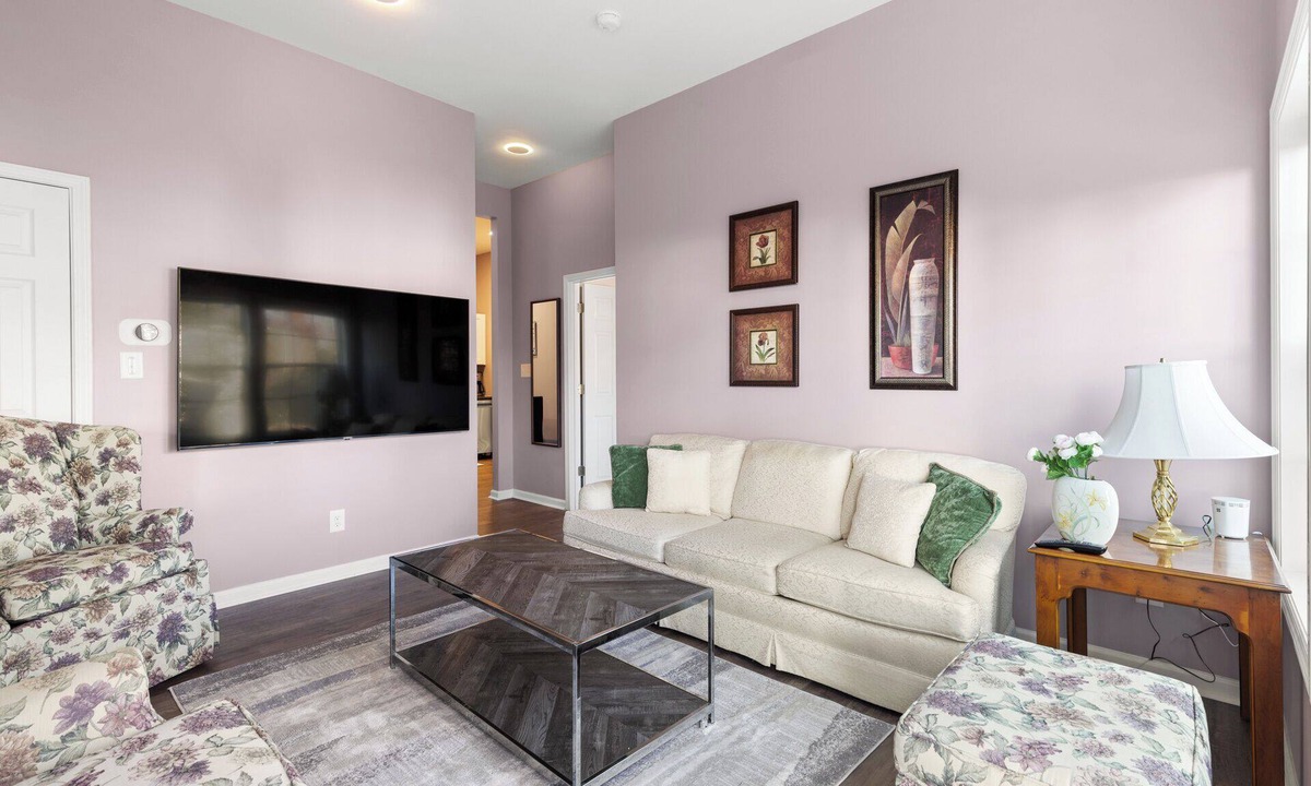 Southeast Raleigh House | Cozy Garden-Level Retreat 3 Queen Beds