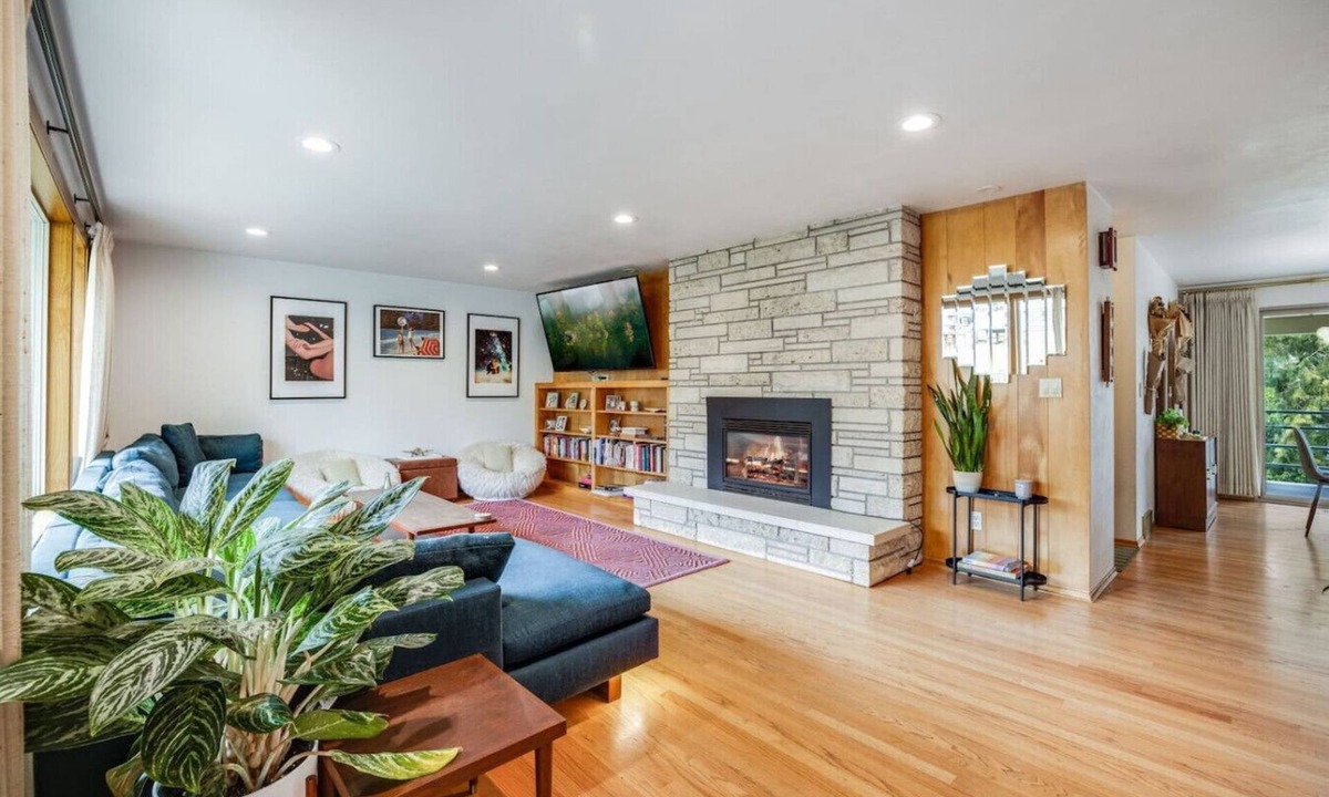 White Center House | Cozy Gem w/Shared Hot Tub & A/C