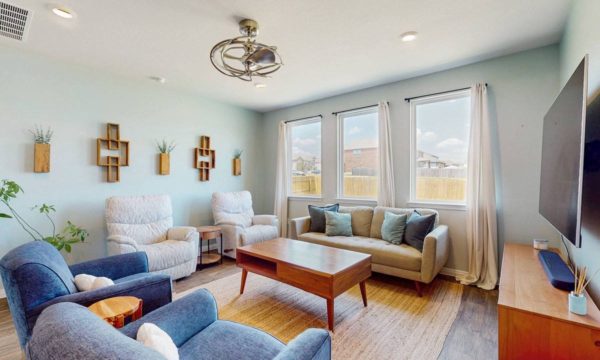 Georgetown House | Cozy Georgetown home with full kitchen, living room and enclosed backyard