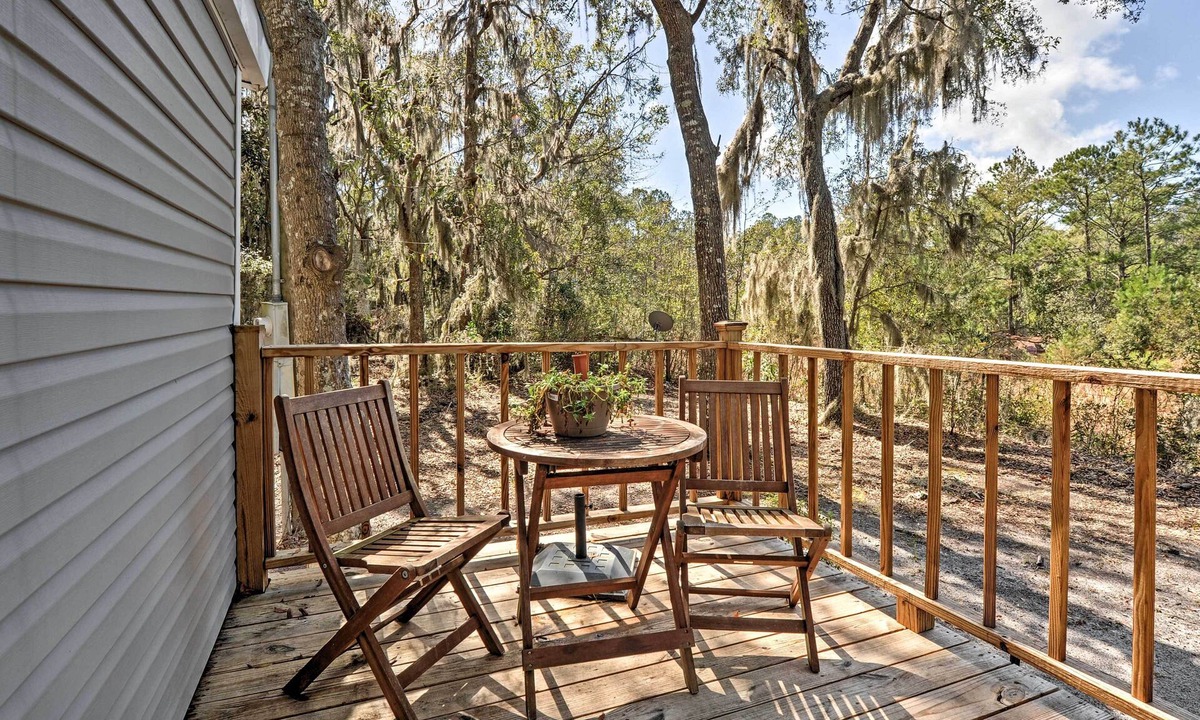Midway Cottage | Cozy Georgia Abode - Screened-In Porch & Fire Pit!