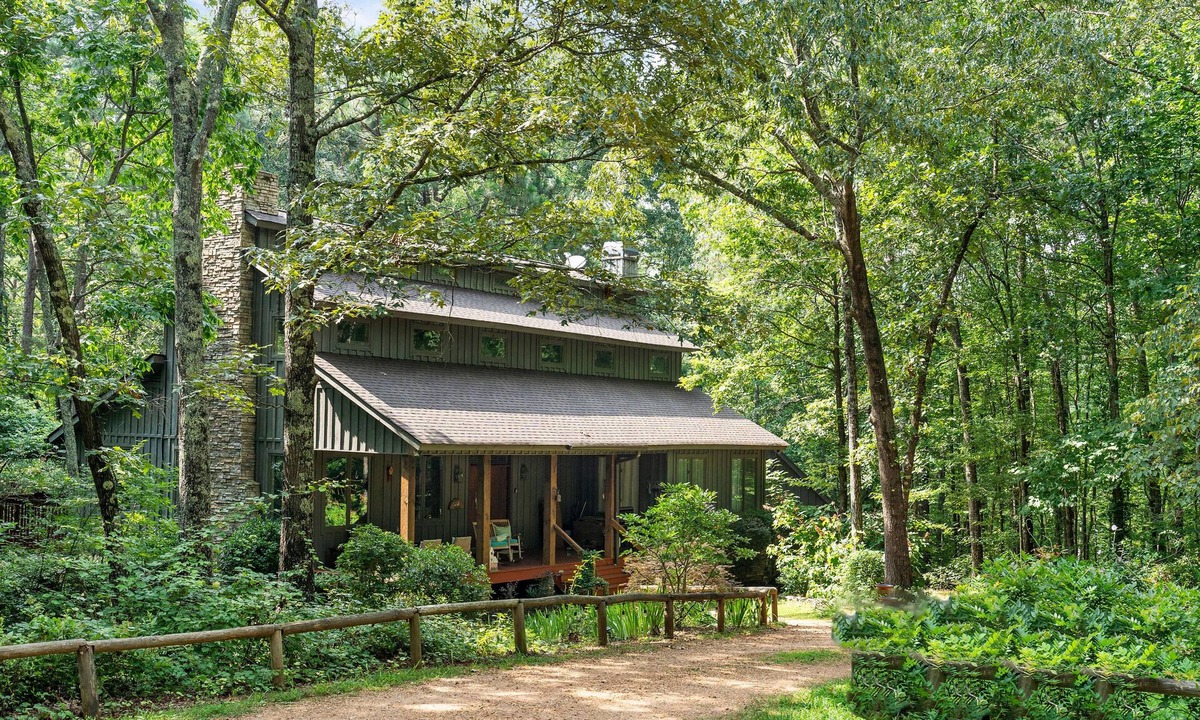 Cartersville House | Cozy getaway in Cartersville and near Lakepoint Sports