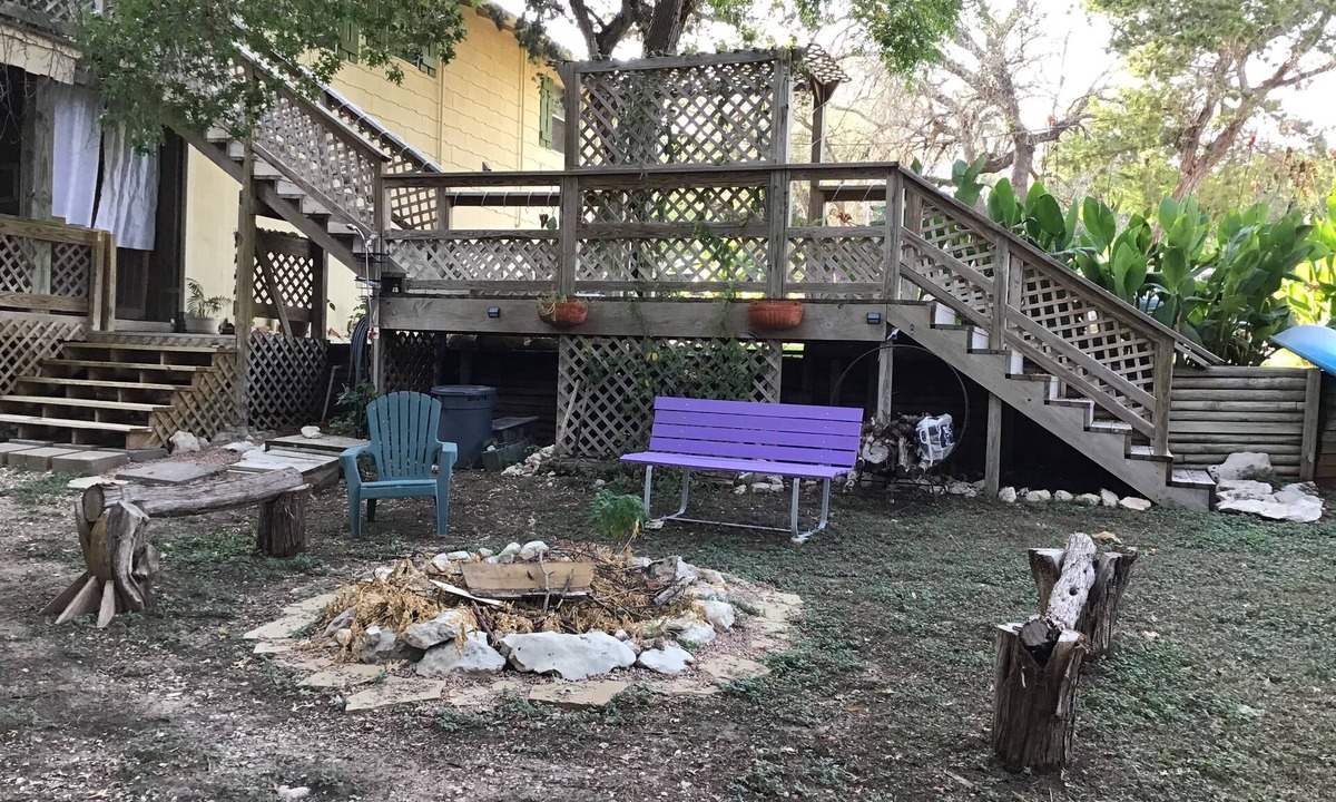 Clifton Apartment | Cozy getaway in Lake Whitney! Private deck with hot tub and kayaks available
