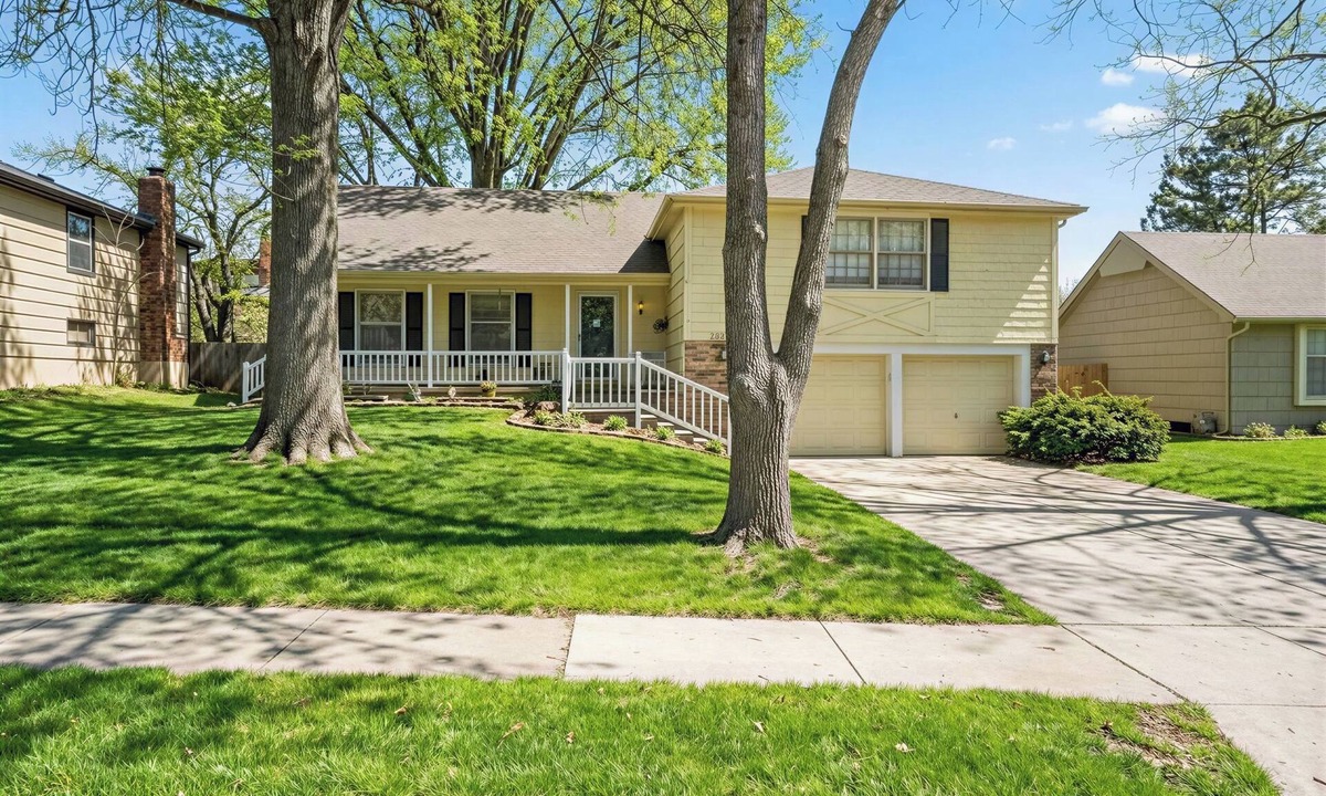 Lenexa House | Cozy Getaway - Stadium in 20 min, Highway & Oak Park Mall 2 min away!