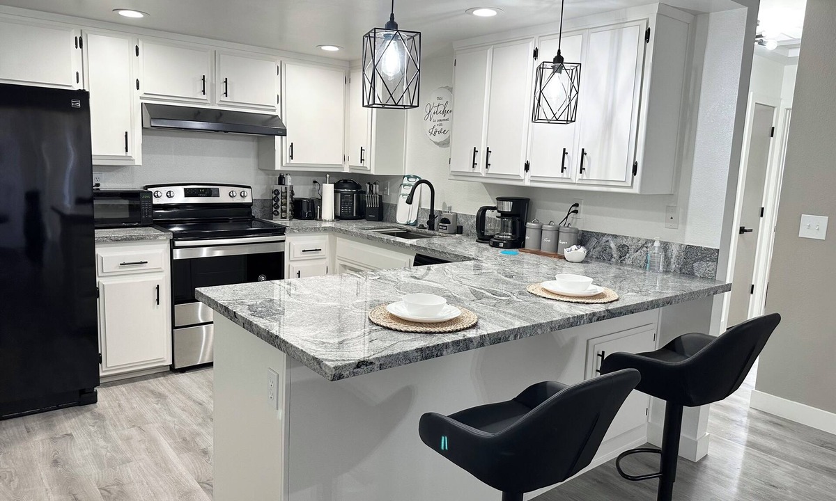 Carmichael House | Cozy Getaway with King bed & 70inTV