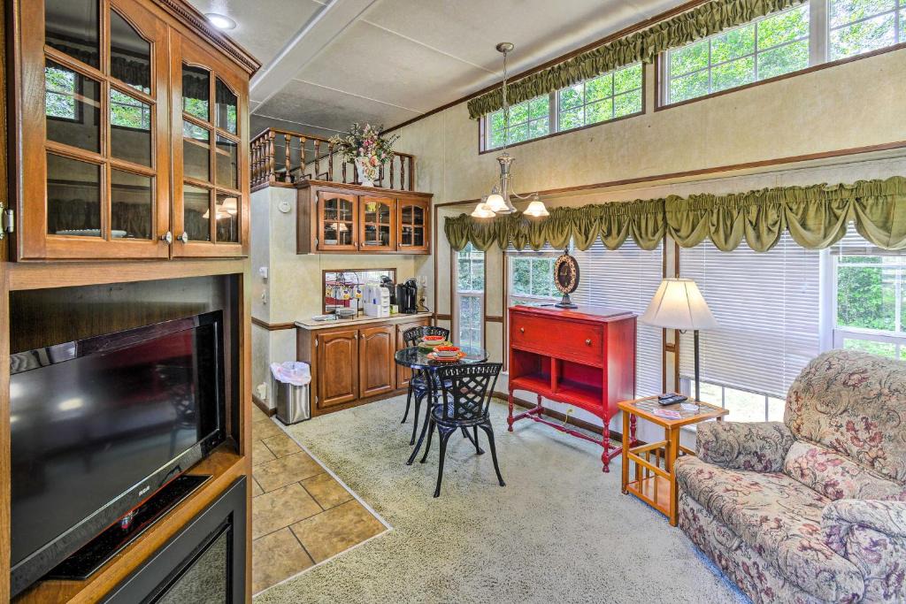 Burley House | Cozy Gig Harbor Cottage ~ 2 Mi to Case Inlet!