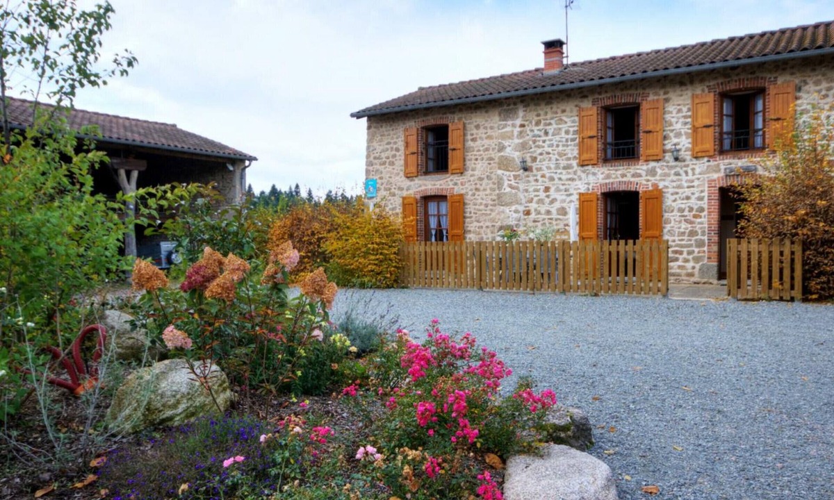 Les Salles Cottage | Cozy gîte for 7 with fireplace and terrace