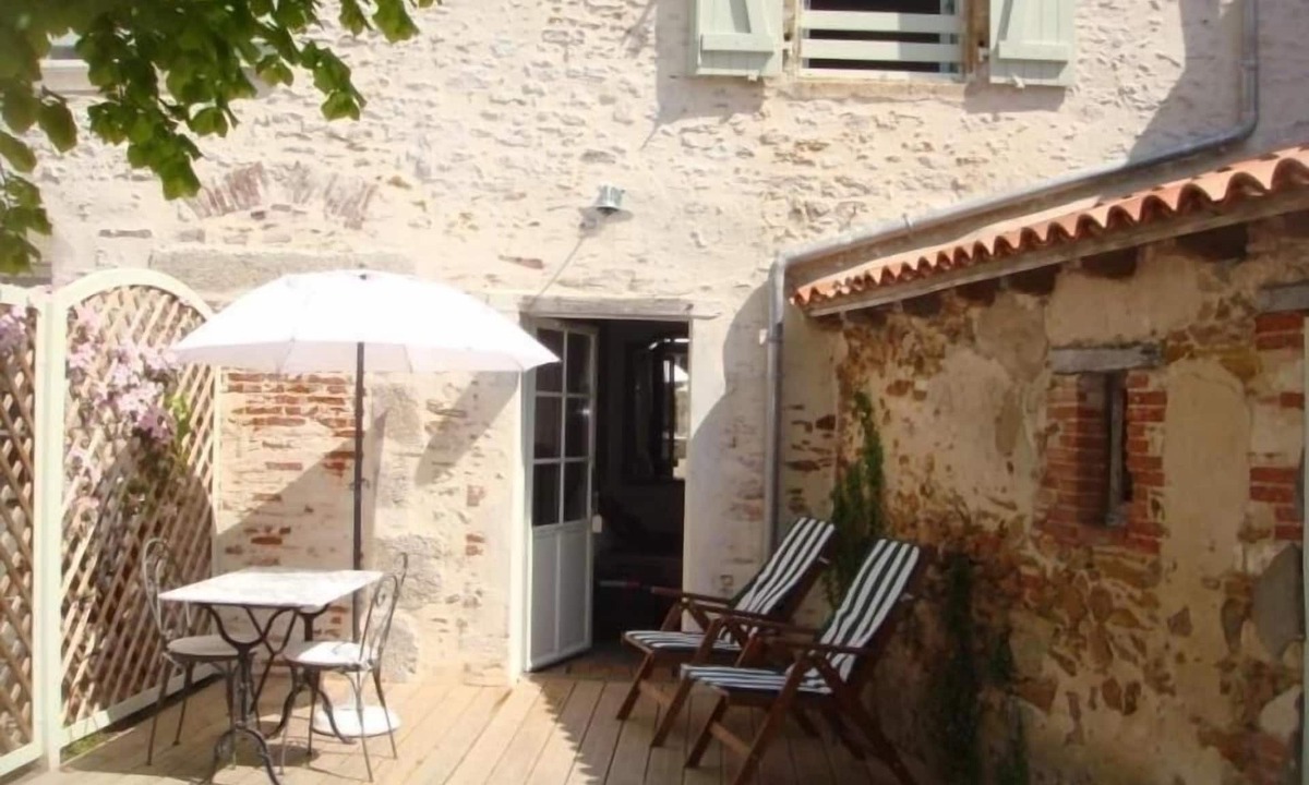 Talmont-Saint-Hilaire Cottage | Cozy Gîte with Terrace, Bikes & WiFi - Near Thalassotherapy & Balneotherapy Destinations