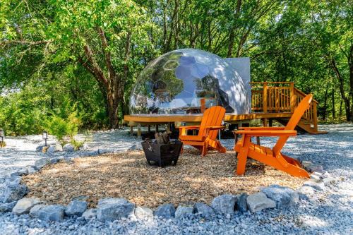 Wolfe City House | Cozy Glamping Retreat with Outdoor Shower & Fire Pit near Wolfe City, Texas
