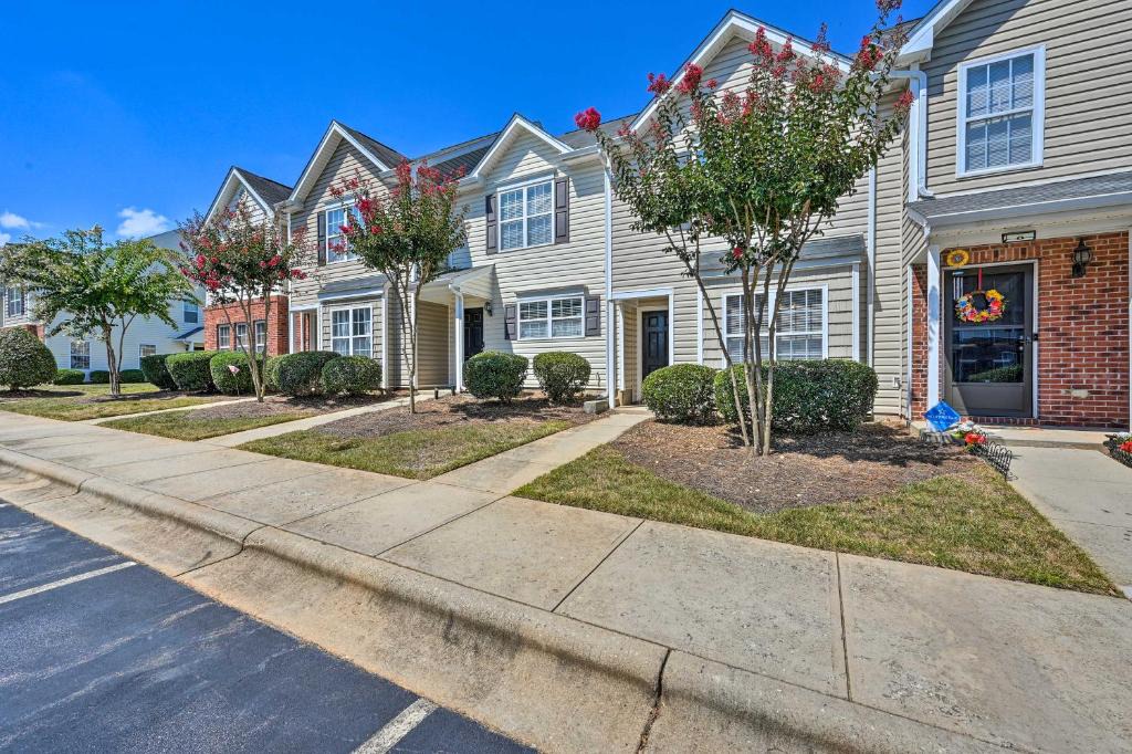 Greensboro House | Cozy Greensboro Townhome ~ 7 Mi to UNC Campus