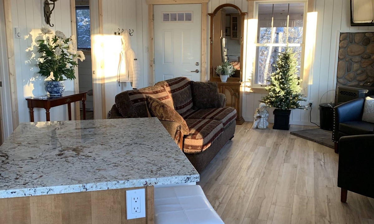 Pointe du Bois House | Cozy Guest cottage waterfront with screened in gazebo