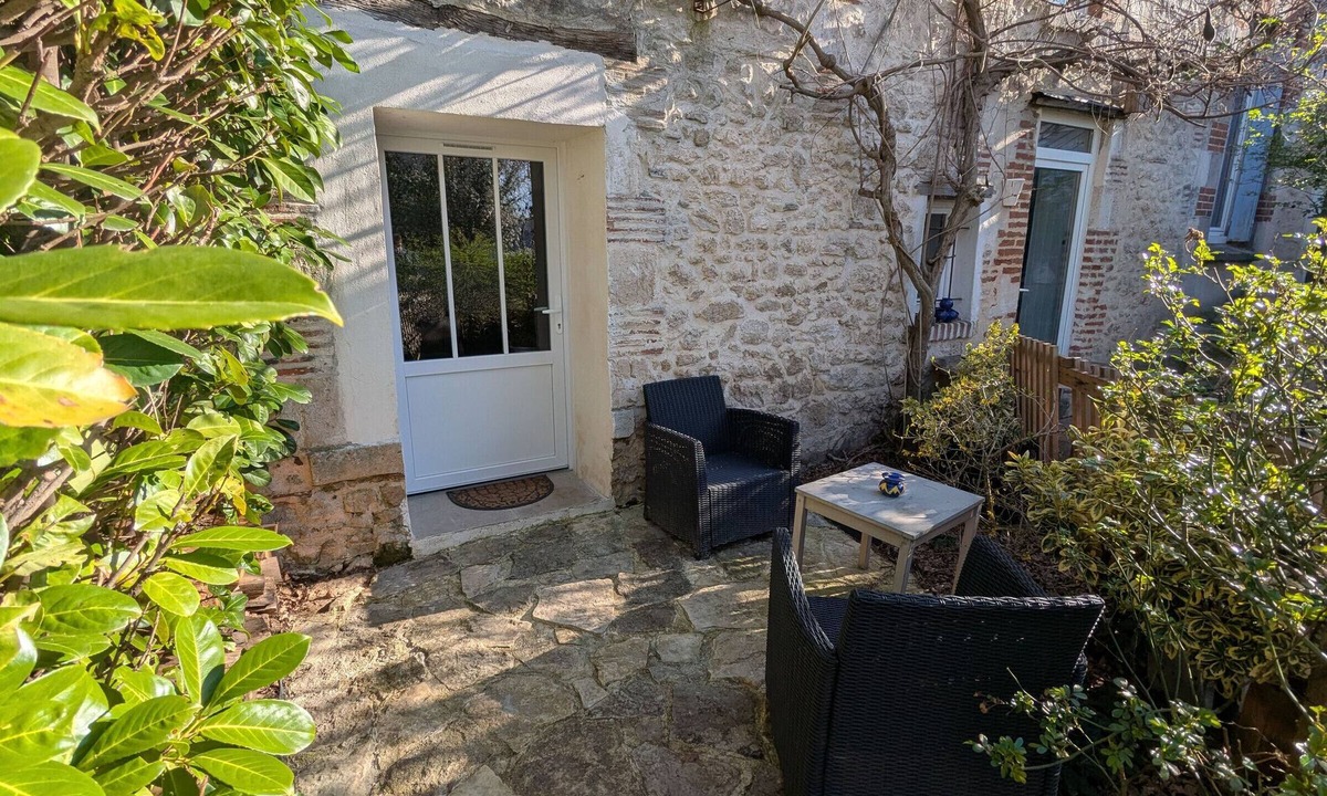 Saint-Jean-le-Blanc Bed & Breakfast | Cozy guest room by the Loire