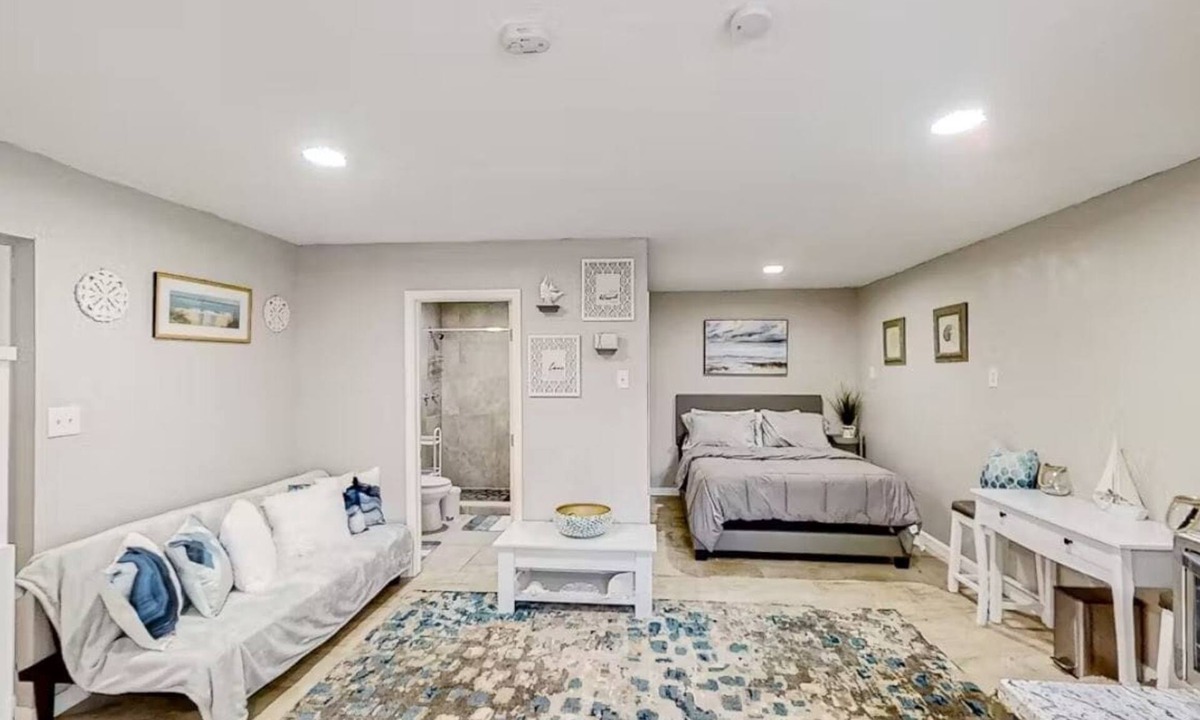 University House | Cozy Guesthouse Fire Pit near Busch Gardens & USF