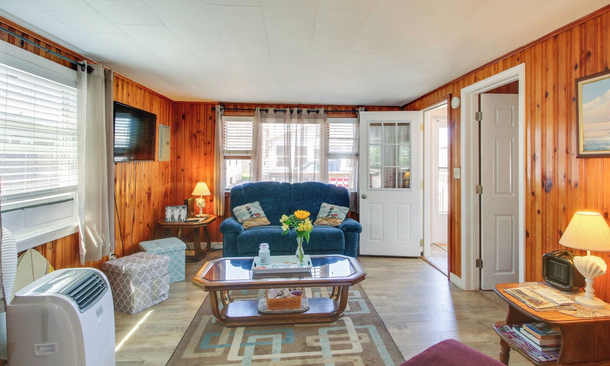 Hampton Cottage | Cozy Hampton Cottage - Walk to Beaches & Marina!