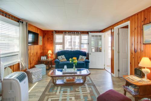 Hampton House | Cozy Hampton Cottage - Walk to Beaches & Marina!