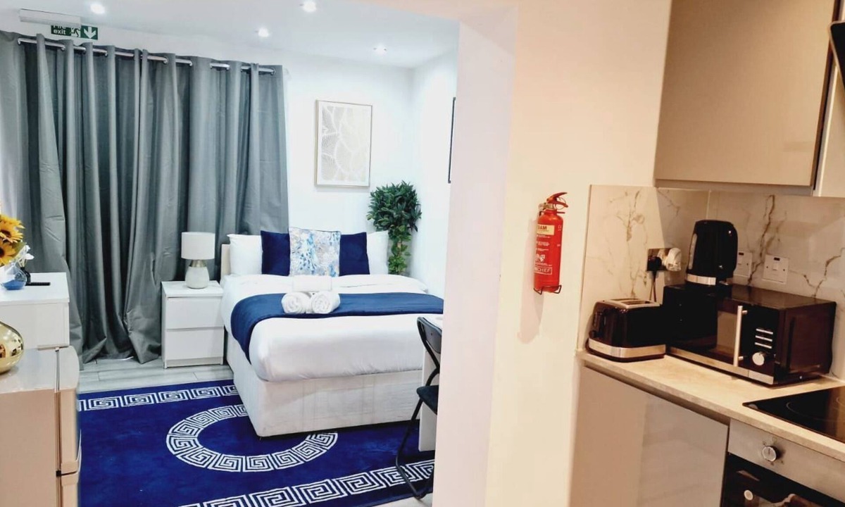 South Harrow Apartment | Cozy Harrow Studio with Extra Bed