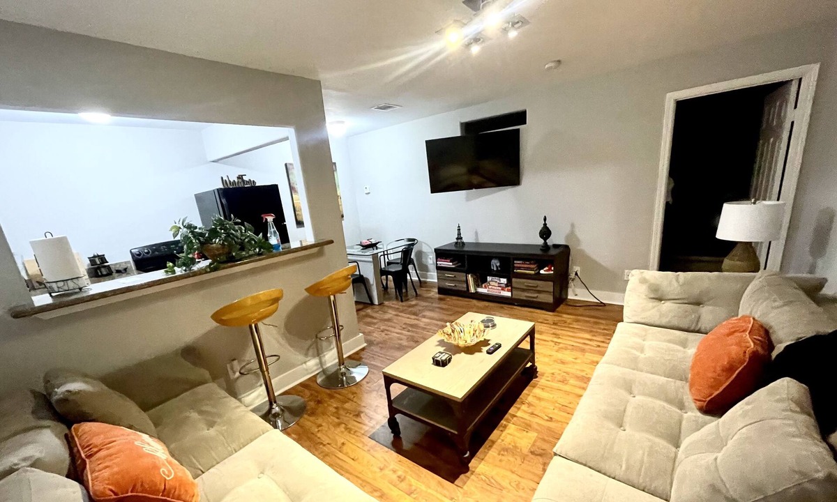 Midtown House | Cozy Haven At Hawthorne