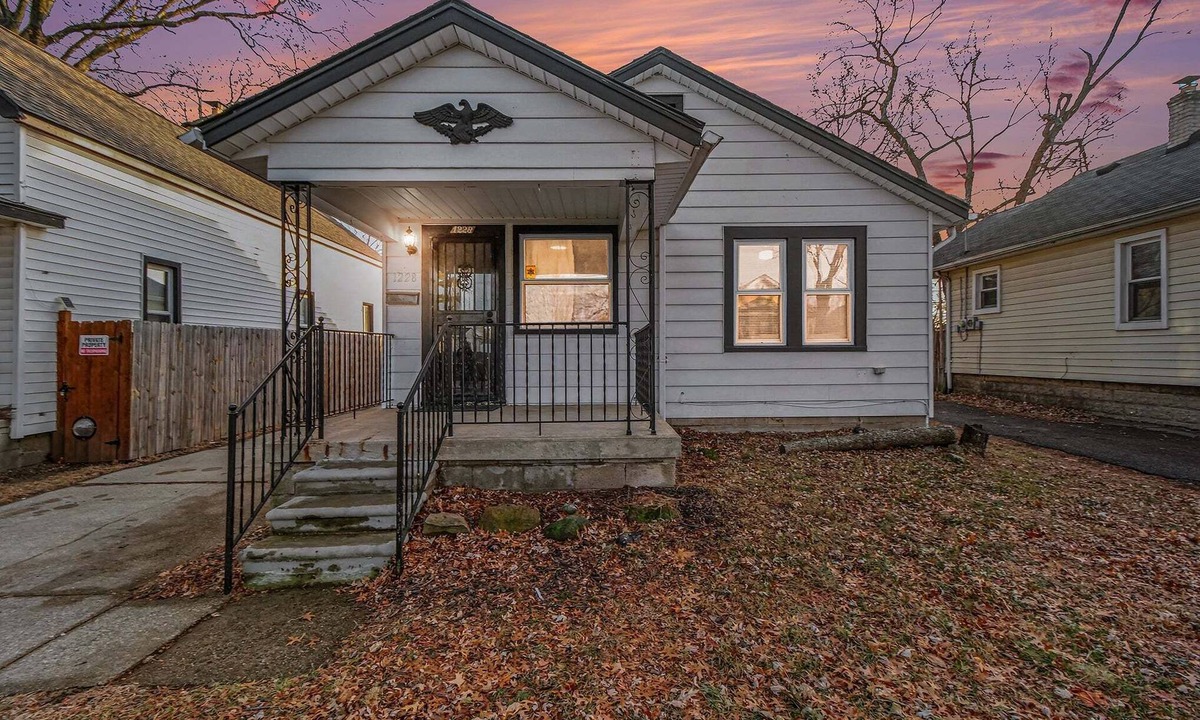 Hazel Park House | Cozy Hazel Park 2BR retreat w/free parking near top attractions