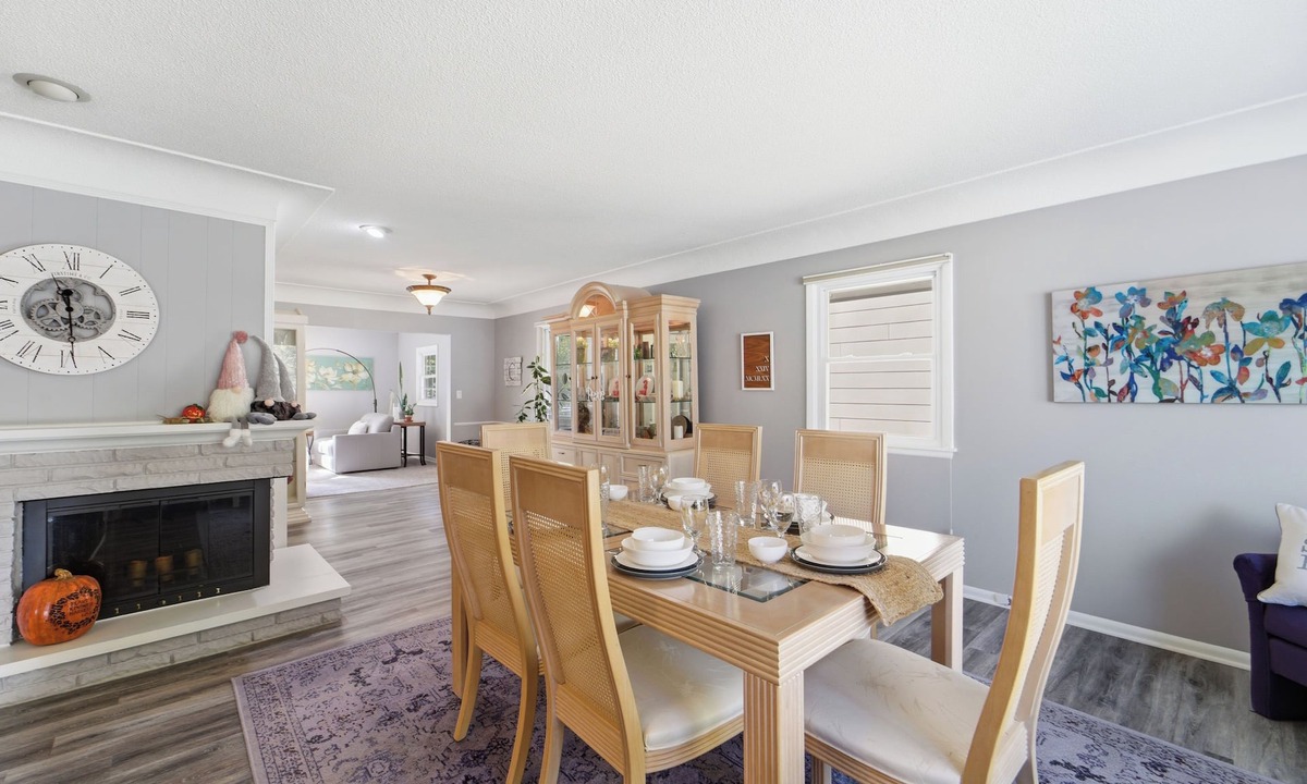 Windsor Heights House | Cozy Heights Retreat | Baker's Kitchen & Sleeps 10